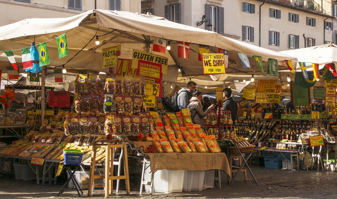 Roma, una bancarella gluten free a Campo de' Fiori. Credits rarrarorro / Shutterstock