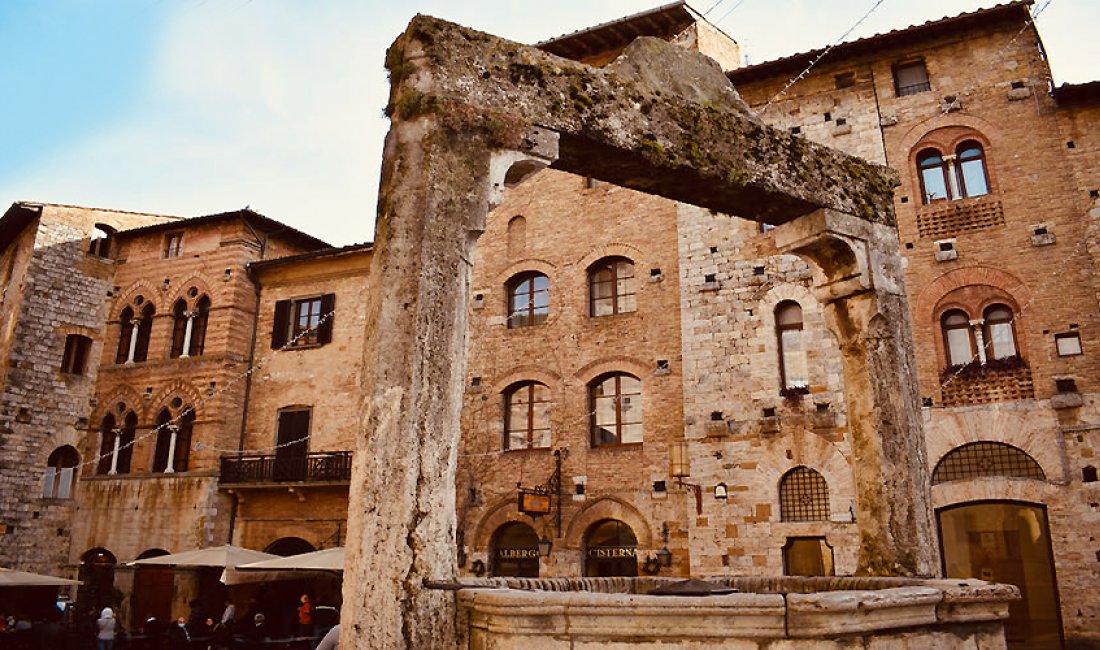 San Gimignano: Piazza della Cisterna. Credits Daniele & Marilena @ Five In Travel