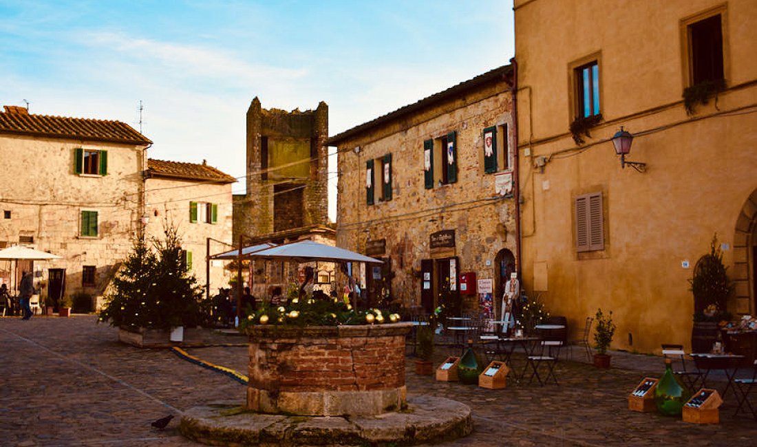 Piazza Dante Alighieri a Monteriggioni. Credits Daniele & Marilena @ Five In Travel