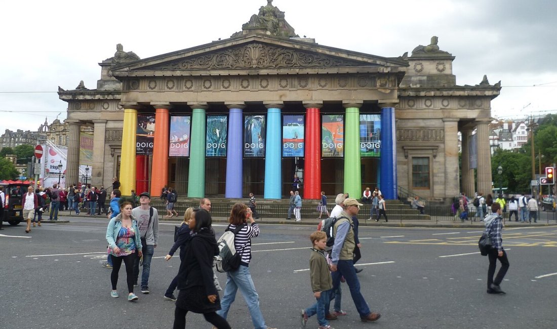 La Royal Scottish Academy si colora in occasione del festival. Credits Kim Traynor / Wikimedia Commons