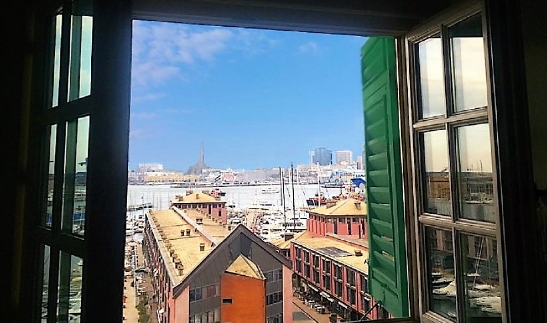 Genova, una stanza sul porto