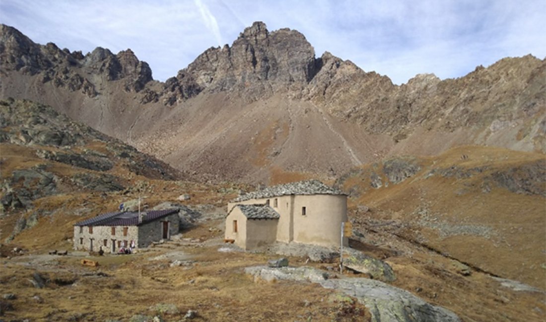 Santuario di Cuney e rifugio in autunno | Credit Umberto Miele