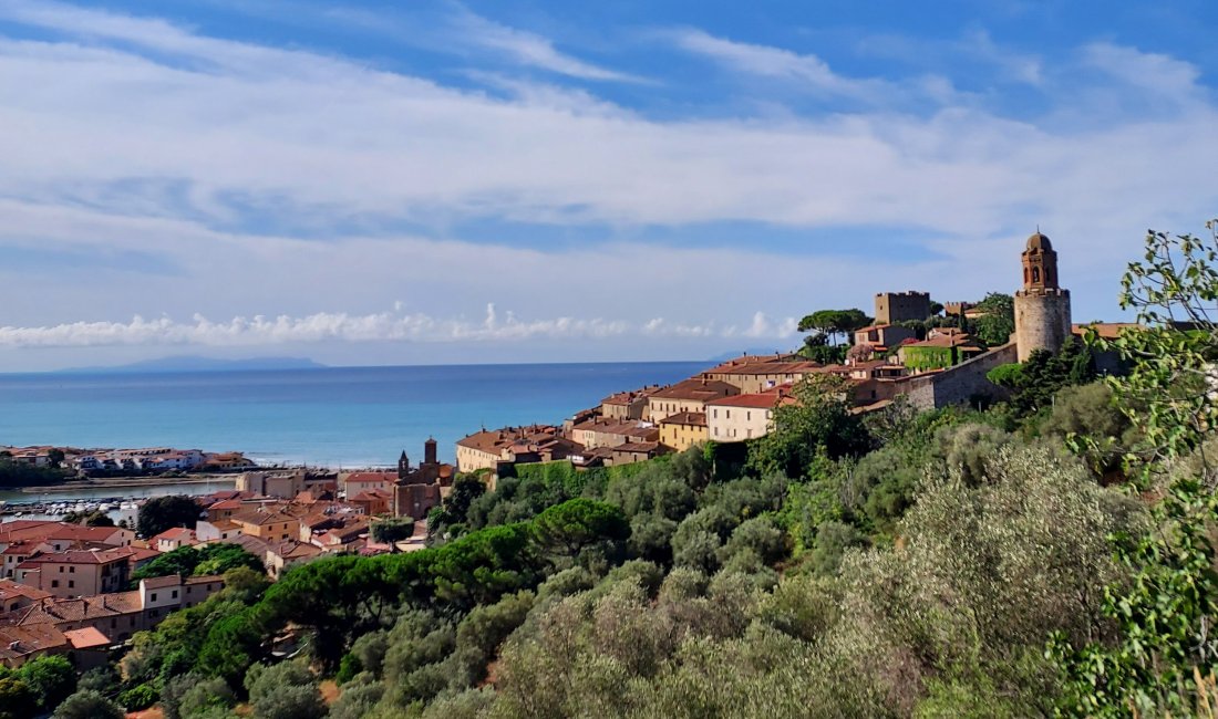 Castiglione della Pescaia: profilo di un paese tra cielo, Tirreno e macchia