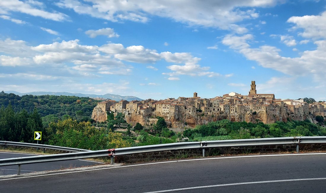 Verso Pitigliano: cielo, curve e meraviglia