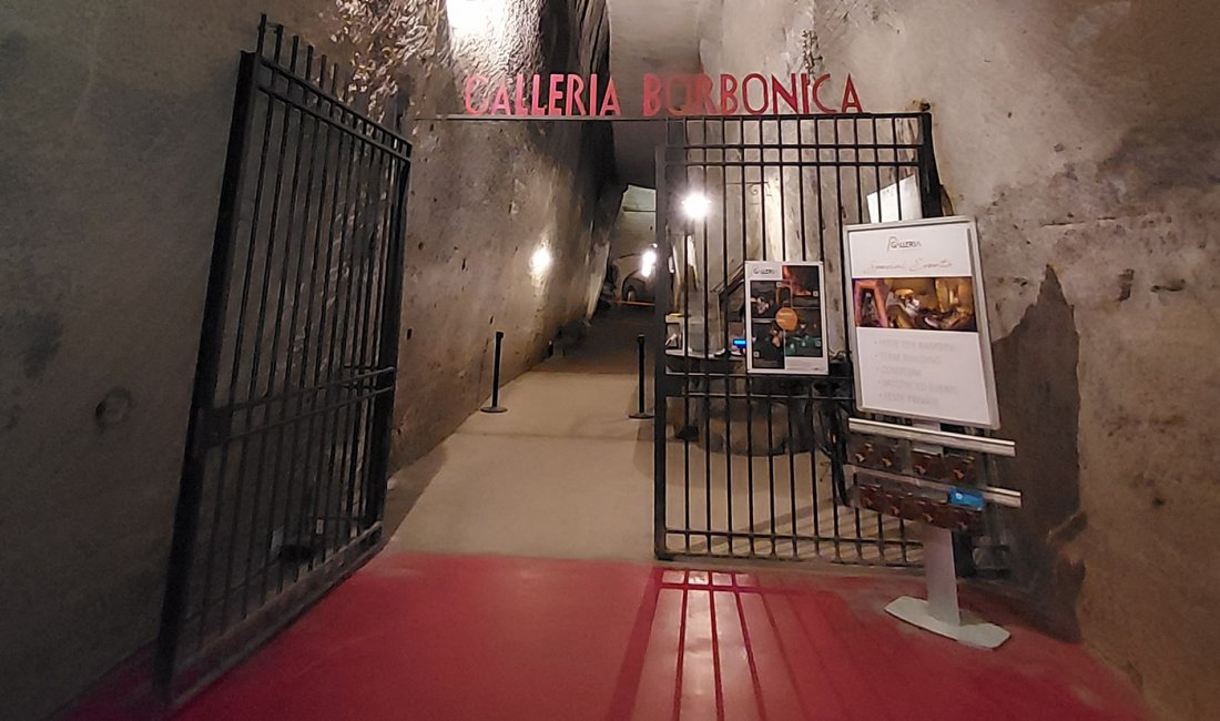 Entrando nella Galleria Borbonica