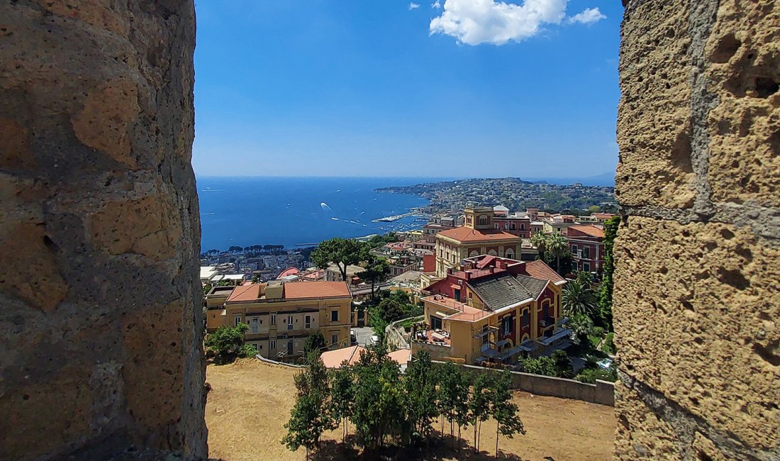 Napoli da Castel Sant'Elmo: verso Posillipo e Capo Miseno