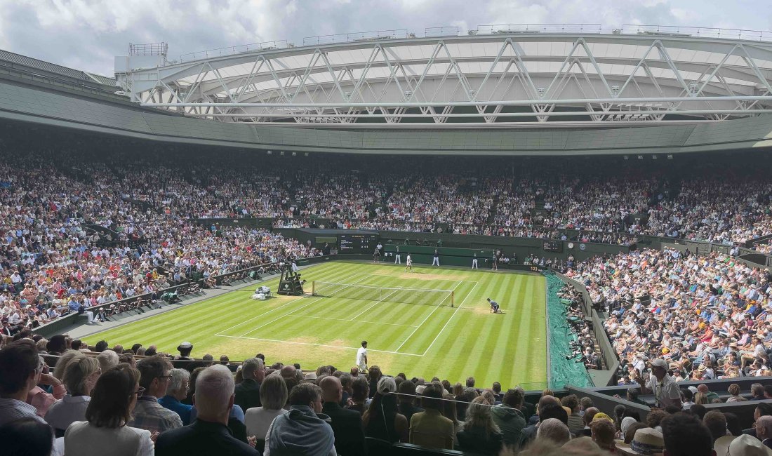 Il Centrale di Wimbledon gremito. Credits Peter Menzel / Wikimedia Commons