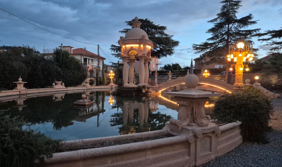 La piscina di Villa Groch, ricca di simbologie