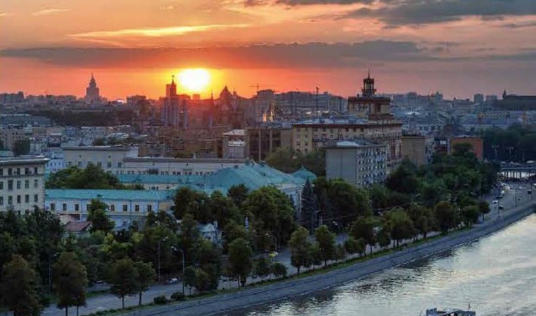 Mosca, bella e tenebrosa al tramonto