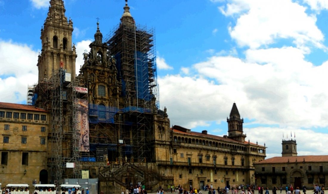 L’imponente cattedrale di Santiago de Compostela, sorta nel IX secolo sul punto esatto in cui fu rinvenuto il corpo dell’apostolo Giacomo – copy Francesco Giro
