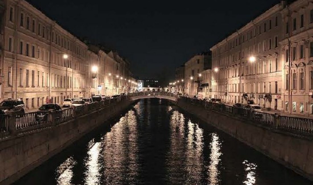 Canale Mojka, luce spettrale a San Pietroburgo