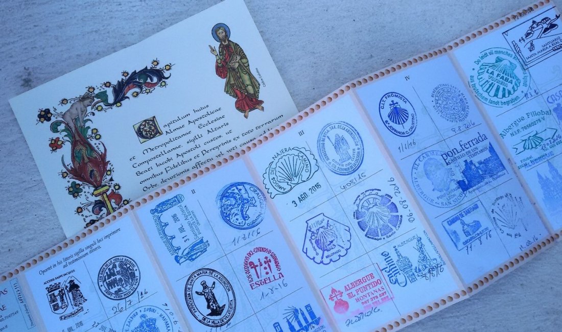 La Credenziale del pellegrino con i trenta sellos e la Compostela – copy Francesco Giro