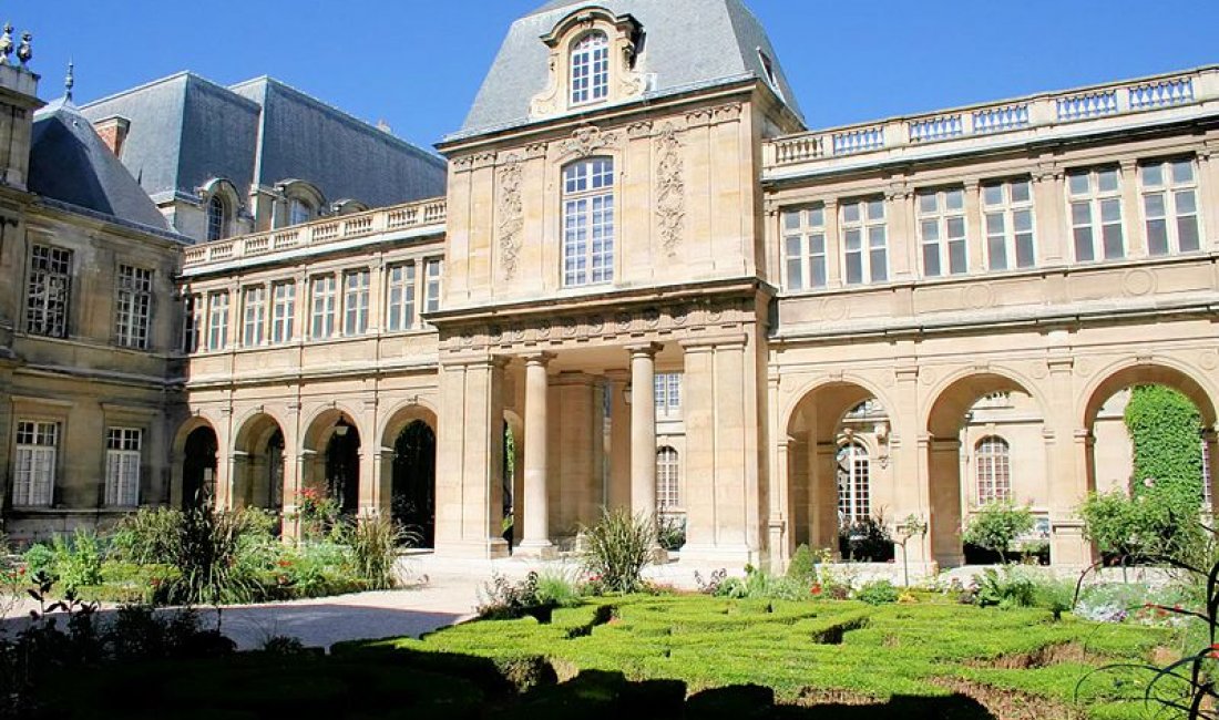 Il palazzo e i giardini del Carnavalet. Credits Sorin Craciun / Creative Commons Wikimedia