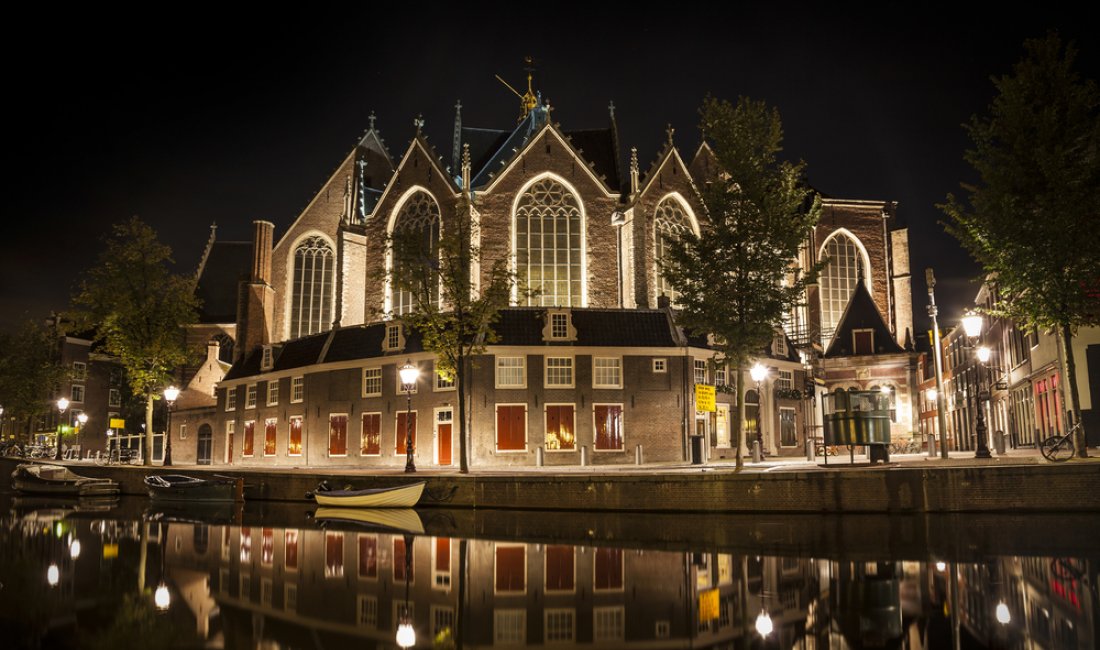 La Oude Kerk di notte. Credits Alessandro Lucca / Shutterstock