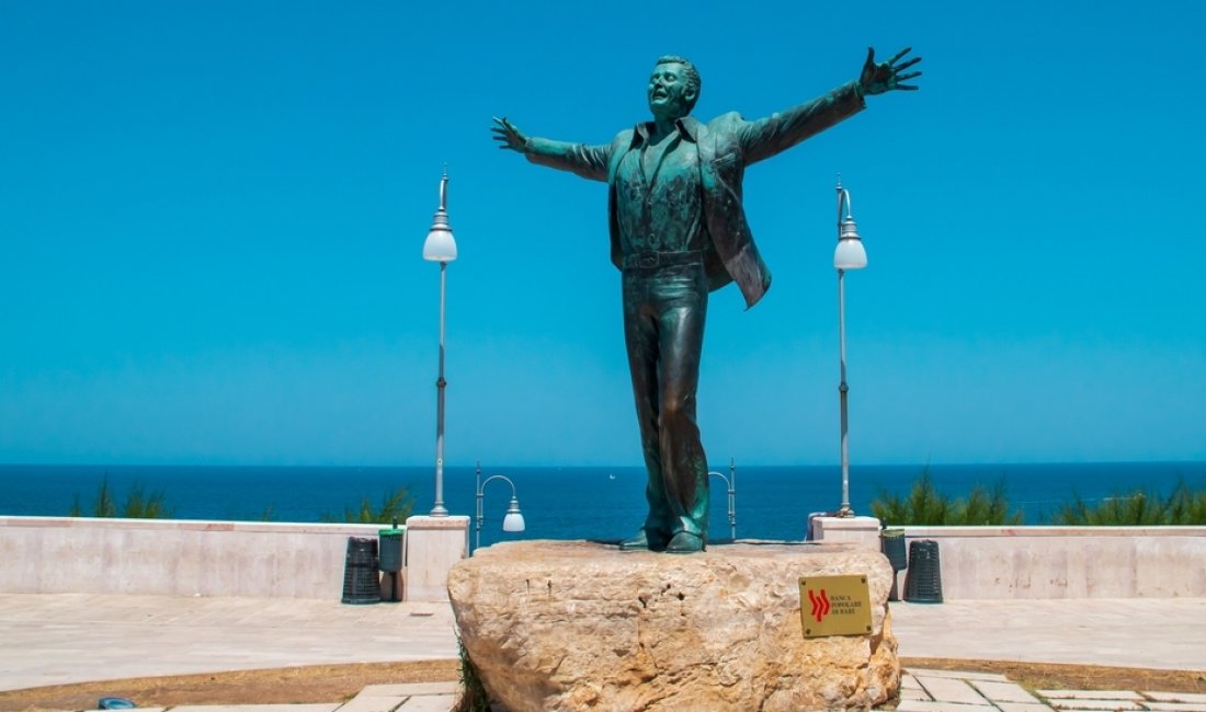 La statua di Domenico Modugno. Credits Angel L / Shutterstock