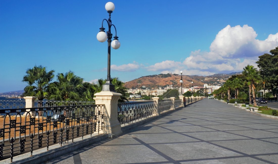 Un tratto del Lungomare Italo Falcomatà. Credits ArTono / Shutterstock