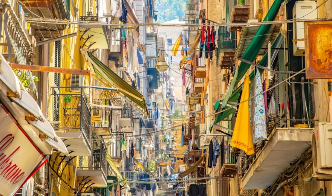 Uno scorcio dei Quartieri Spagnoli. Credits Arcady / Shutterstock