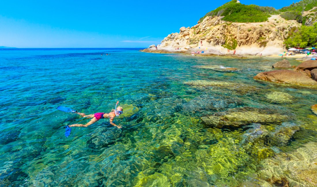 Snorkelling nel mare cristallino davanti a Sant'Andrea. Credits Benny Marty / Shutterstock
