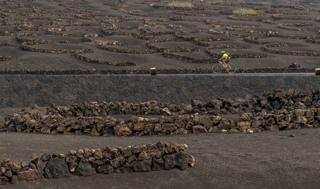 In bicicletta a Lanzarote. Credits Marco Taliani de Marchio / Shutterstock