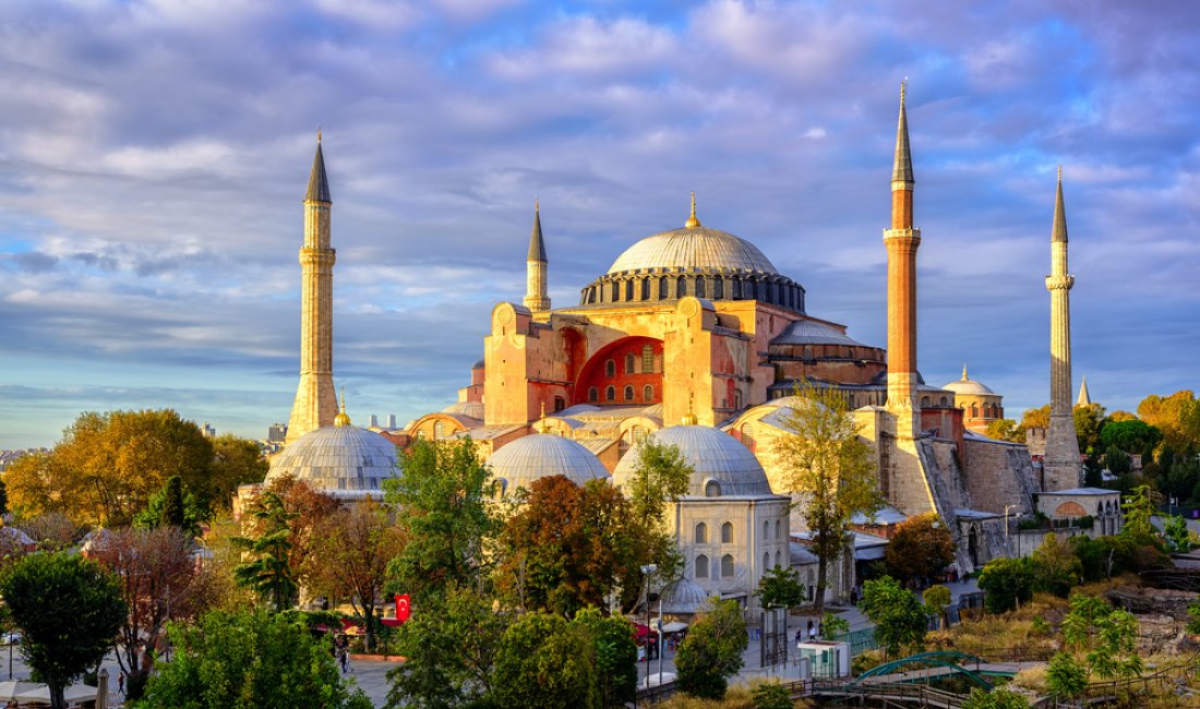 La cupola e i minareti di Hagia Sophia. Credits Boris Stroujko / Shutterstock