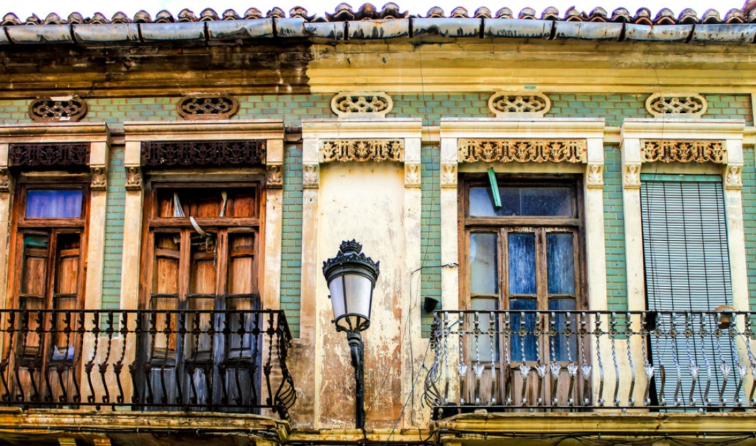 Facciate di vecchi edifici a El Cabanyal. Credits Sonia Bonet / Shutterstock