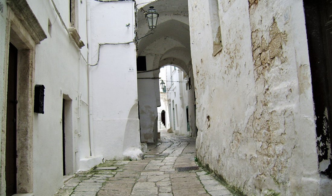 In giro per il centro storico di Ostuni | Credit Lucia Nuzzaci