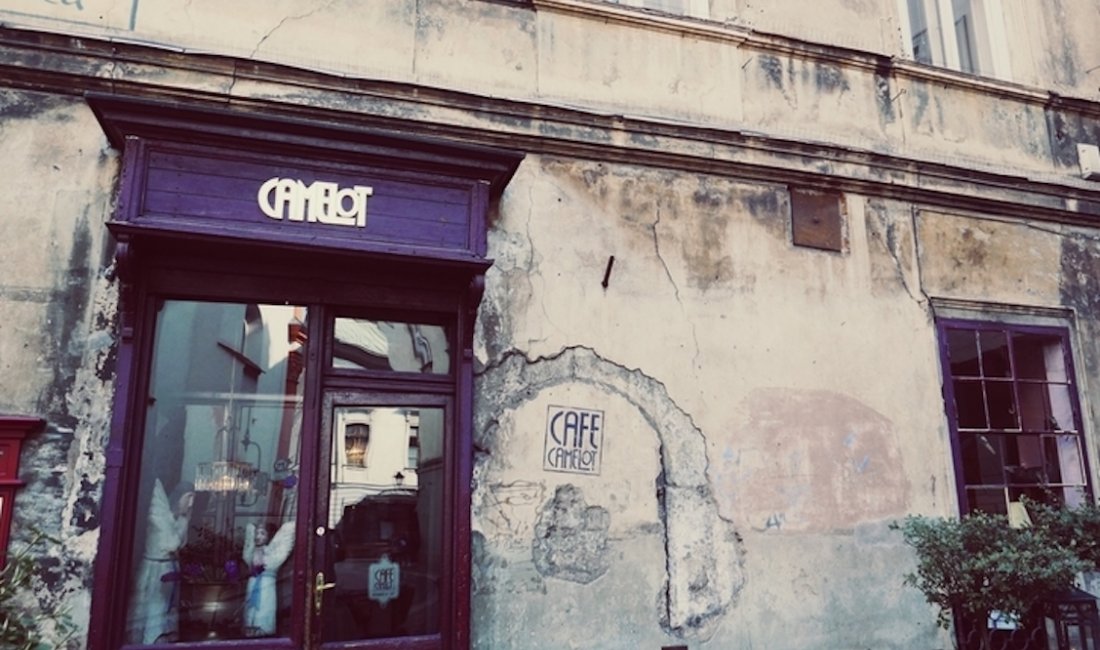 Cafe Camelot, aria d’altri tempi | Credit Silvia Demick