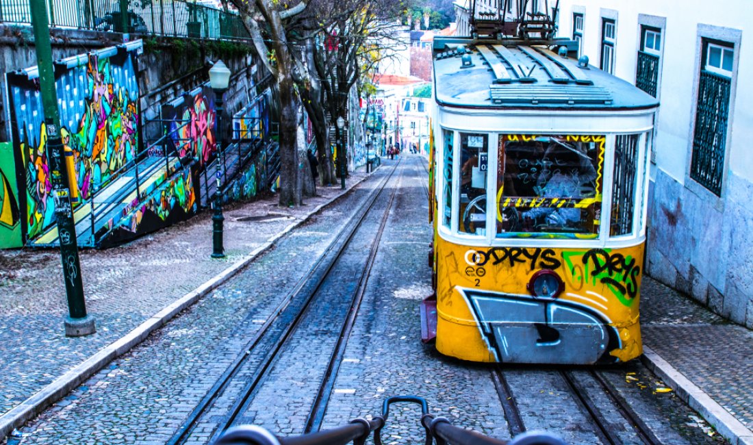 La street art decora i muri e i tram della città. Credits livepixx.de / Shutterstock