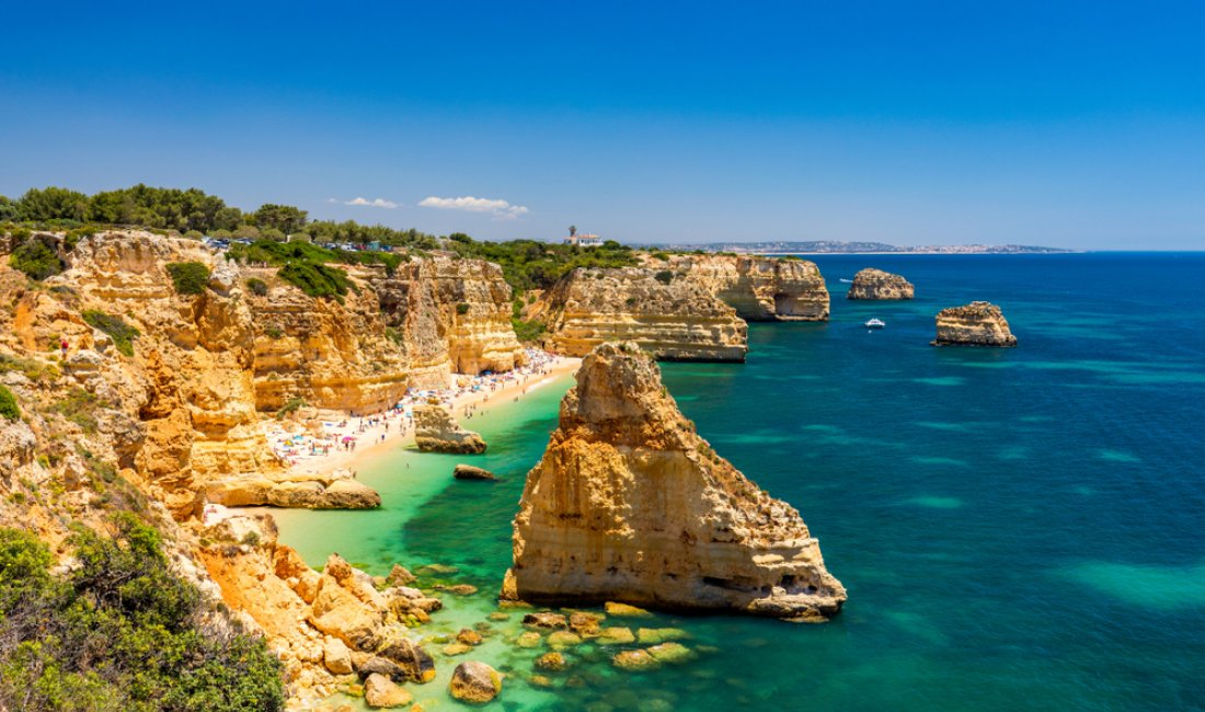 Praia da Marinha. Credits DaLiu / Shutterstock