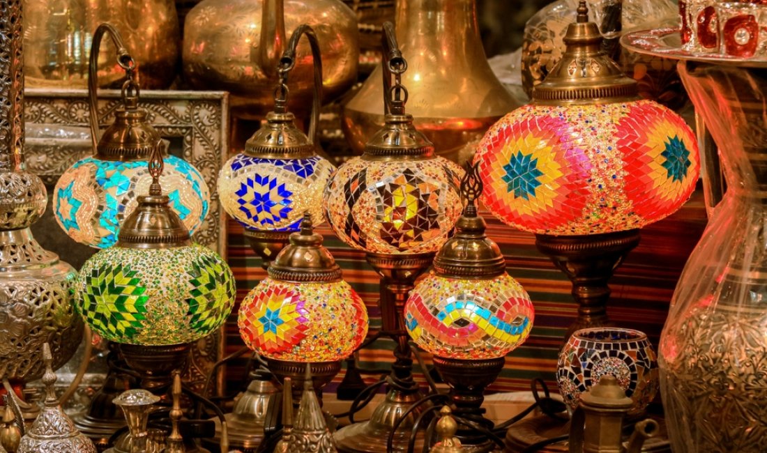 Lampade tradizionali esposte in un souk. Credits Dave Primov / Shutterstock