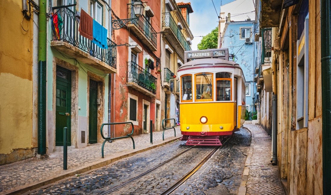 Il tram numero 28 attraversa le strade dell'Alfama. Credits Dmitry Rukhlenko / Shutterstock