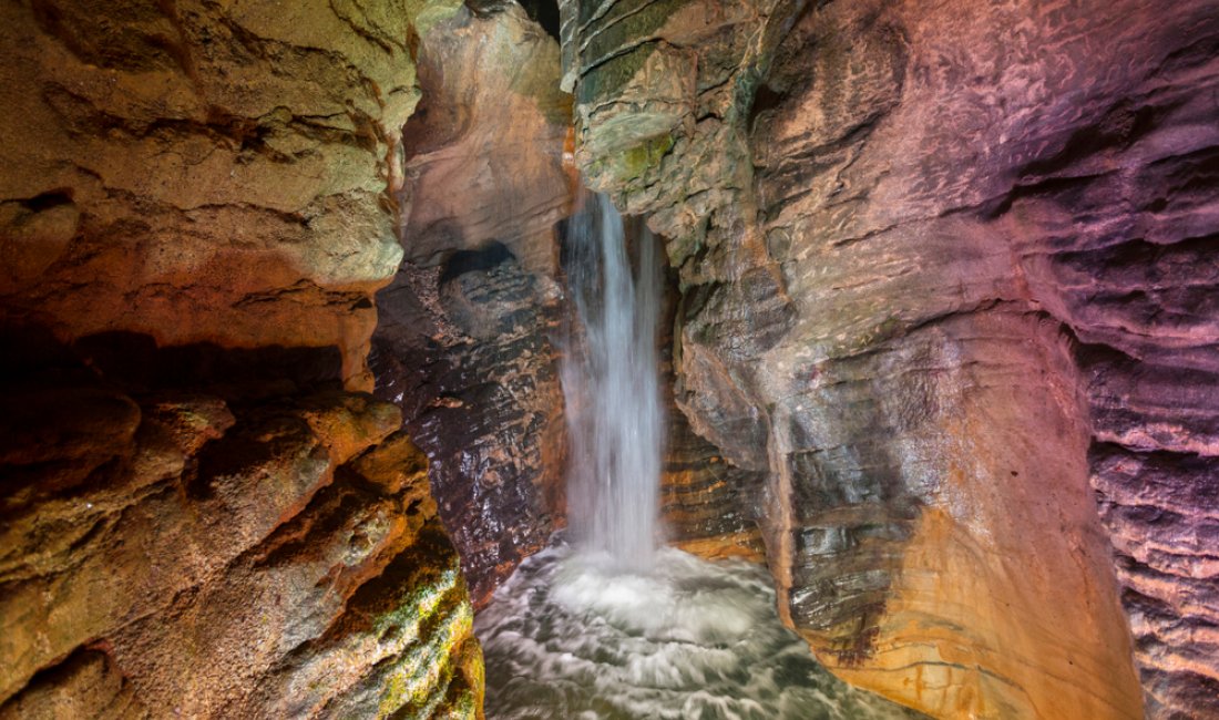 L'acqua della Cascata del Varone si getta in una grotta. Credits Electric Egg / Shutterstock