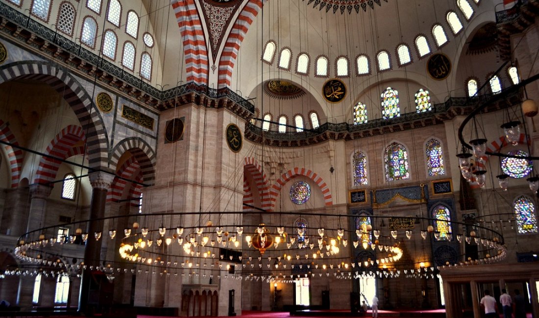 Gli interni della moschea di Solimano