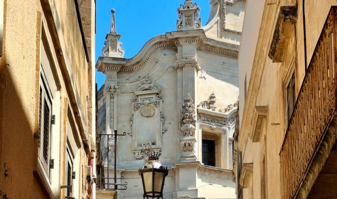 Persi tra le viuzze della bianchissima Lecce, l’inizio di tutto. Credits Francesco Giro