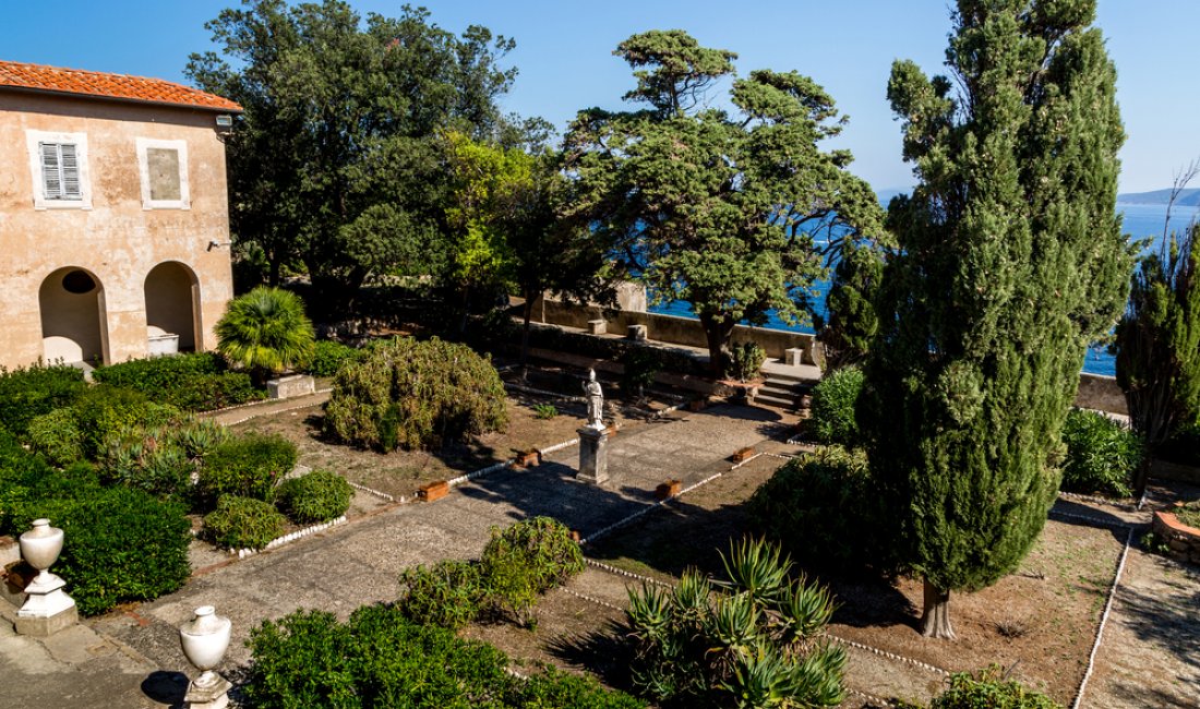 Il giardino della residenza di Napoleone. Credits FotoMonkey / Shutterstock