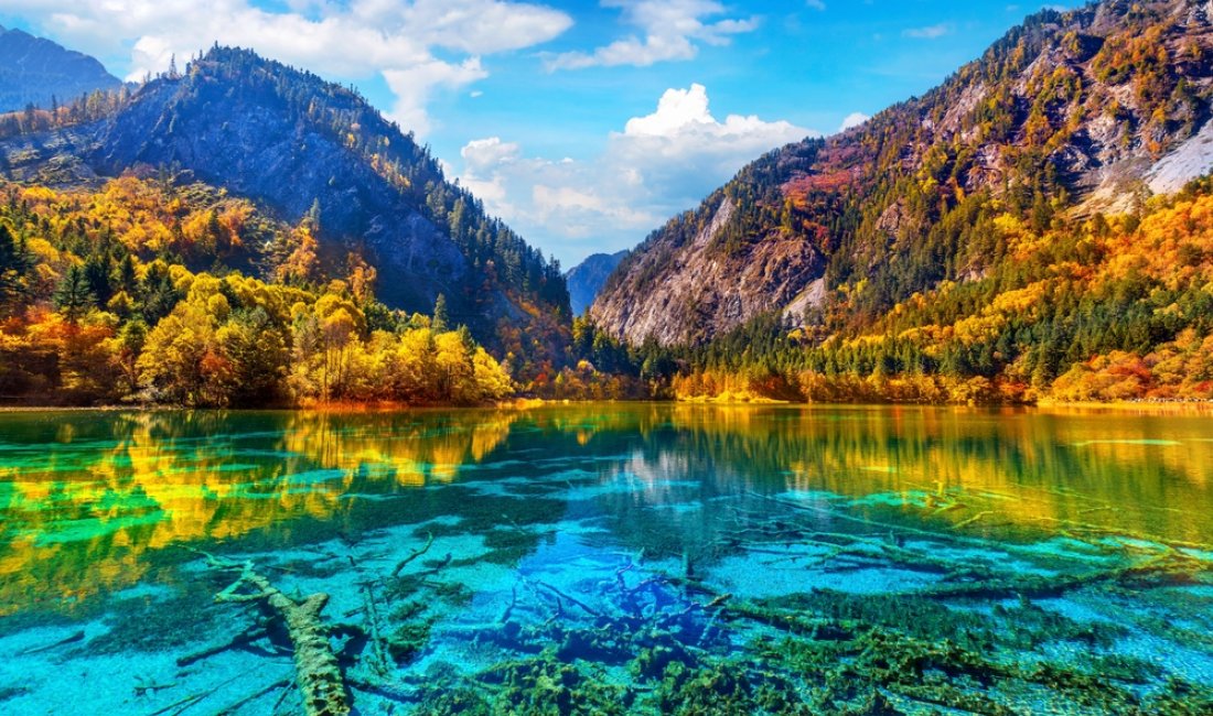 Gioco di specchi nel Parco Jiuzhaigou. Credits Guitar photographer / Shutterstock