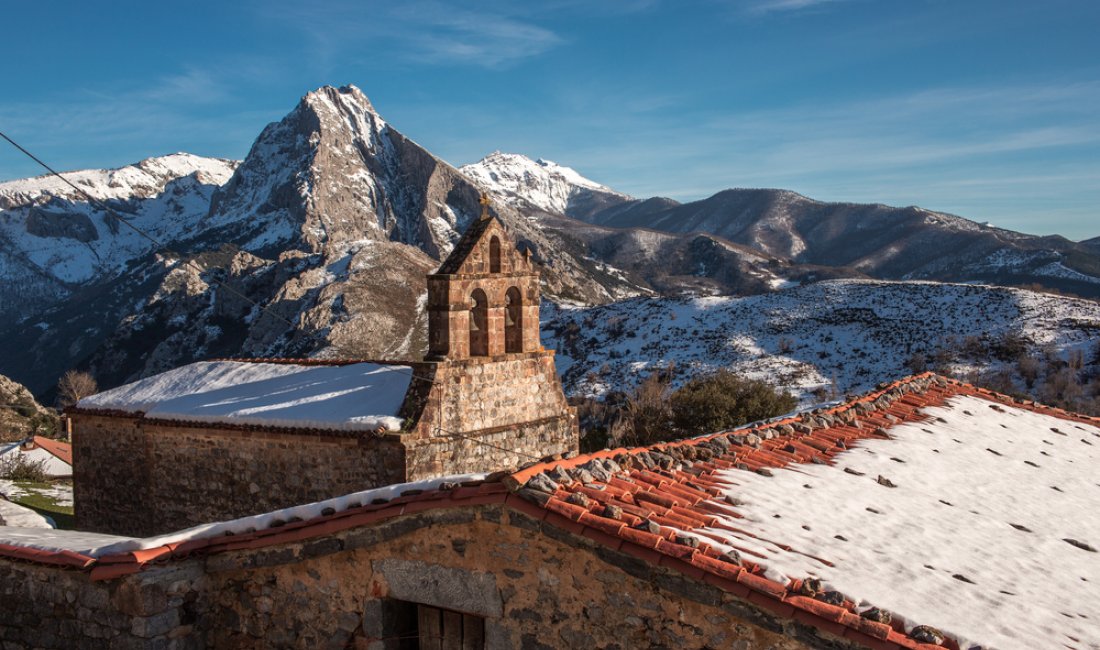 I Picos de Europa visti da Cabañes. Credits Sergio / Rojohutterstock