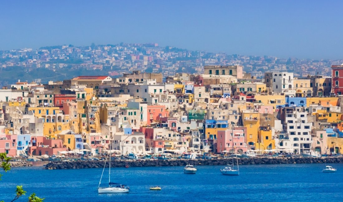 Corricella vista dal mare. Credits IgorZh / Shutterstock