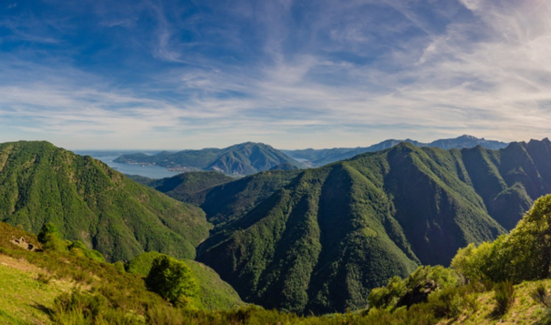 I rilievi del Parco della Val Grande con il Lago Maggiore sullo sfondo. Credits Ivan Yeudashenka / Shutterstock