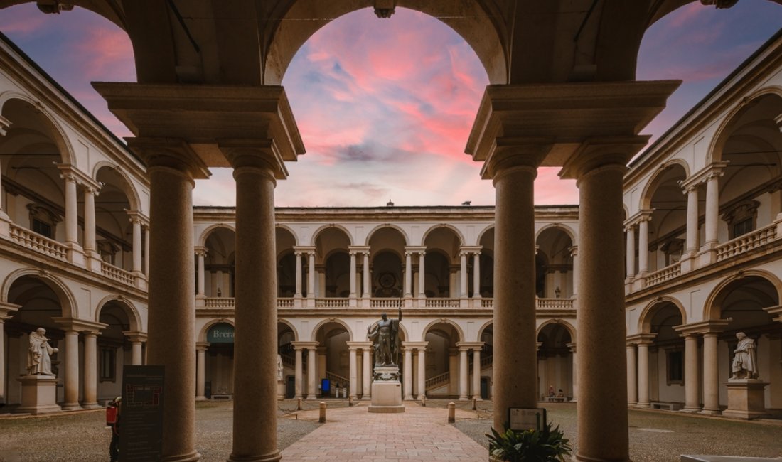 Il cortile della Pinacoteca di Brera con il monumento a Napoleone. Credits Jan Cattaneo / Shutterstock