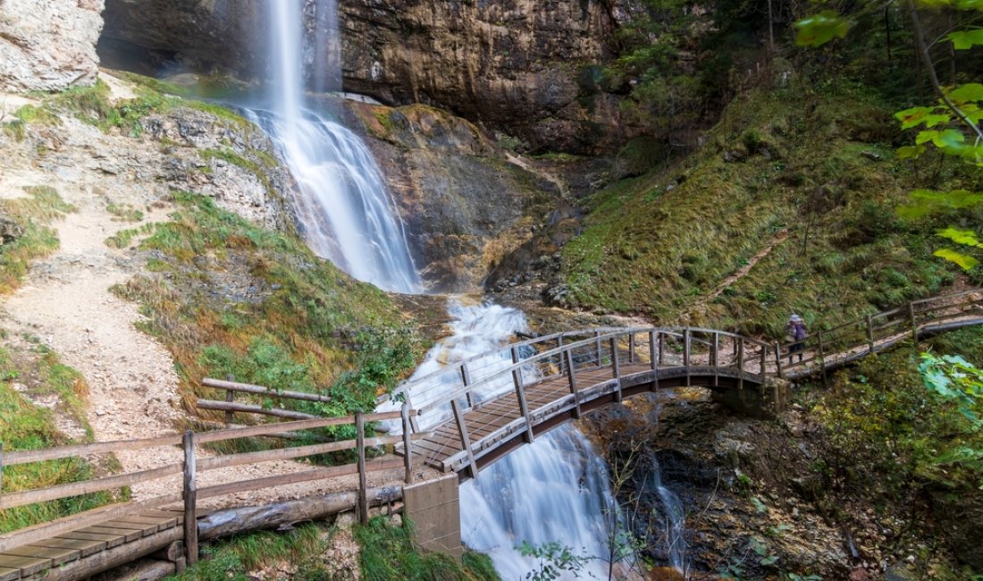 Una passerella sulla Cascata di Tret. Credits Jef Wodniack / Shutterstock