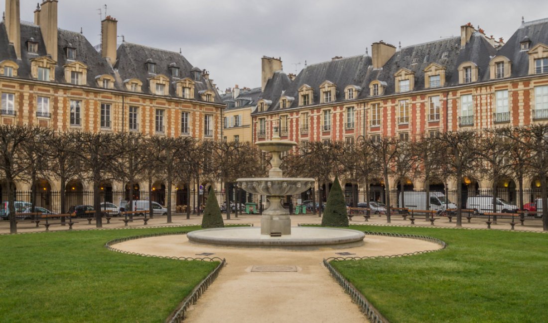 Un angolo di Place des Vosges in inverno. Credits Joshua Raif / Shutterstock