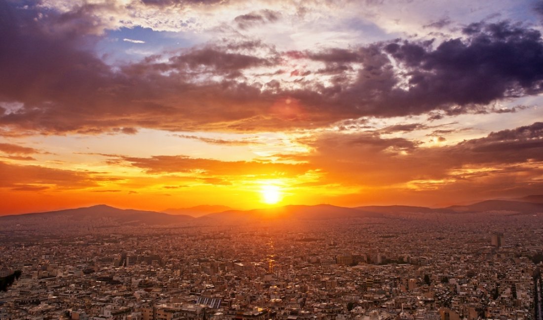 Il tramonto sulla città. Credits Konstantinos Dimitros / Shutterstock