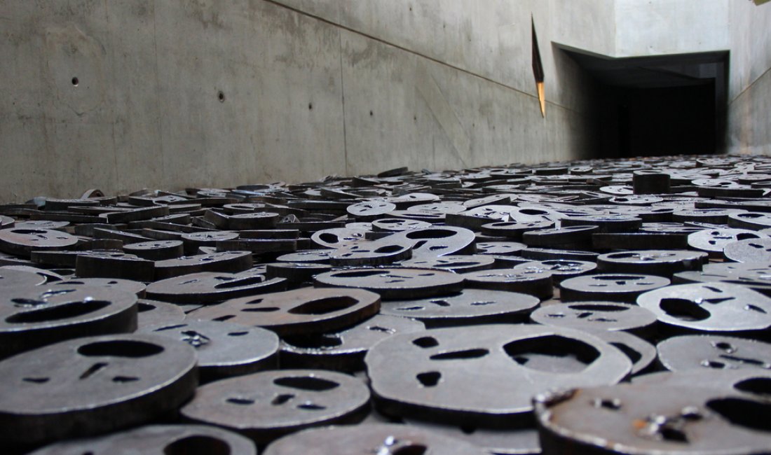 L'impressionante installazione "Shalechet - Foglie cadute" allo Jüdisches Museum. Credits Marc31 / Shutterstock