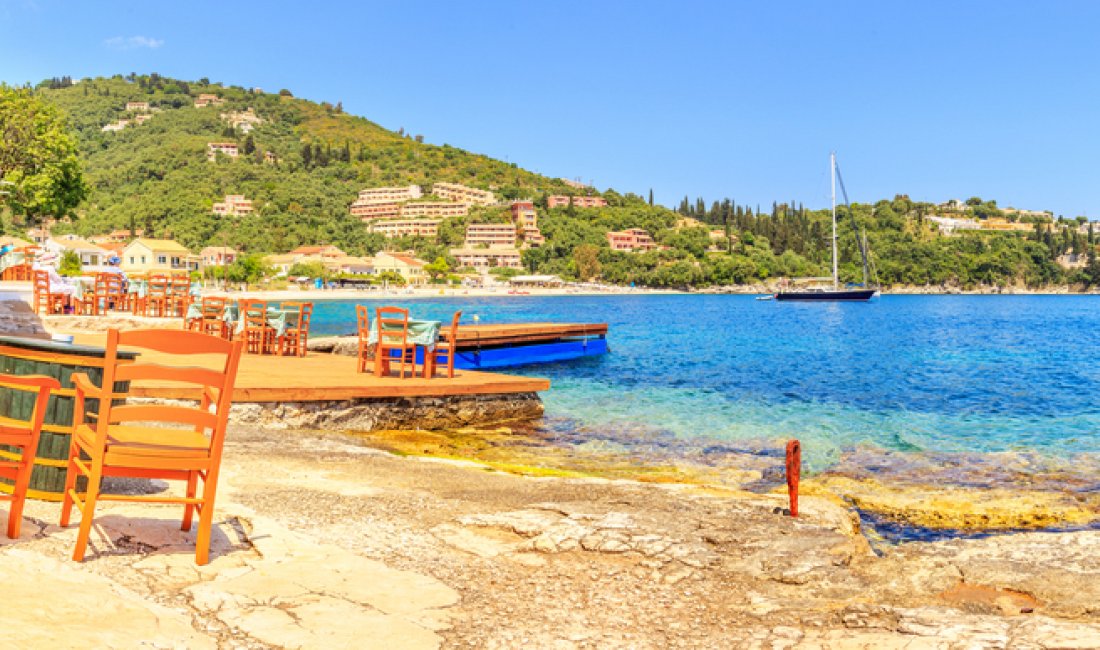 La cucina greca si gusta meglio in riva al mare! Credits Marcin Krzyzak / Shutterstock