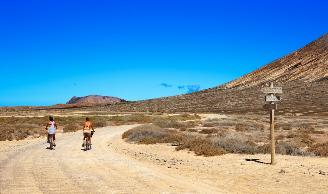 In bicicletta sulle piste di La Graciosa. Credits Marques / Shutterstock