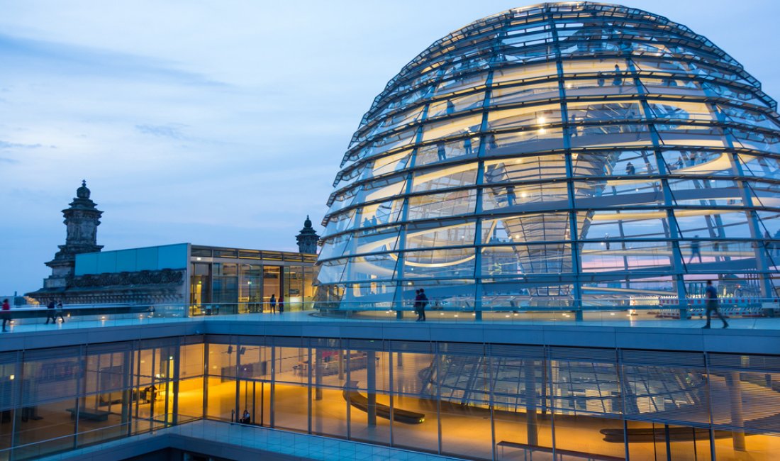 La cupola illuminata del Bundestag. Credits Matej Kastelic / Shutterstock