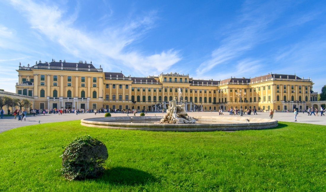 La facciata del Castello di Schönbrunn. Credits Mitzo / Shutterstock