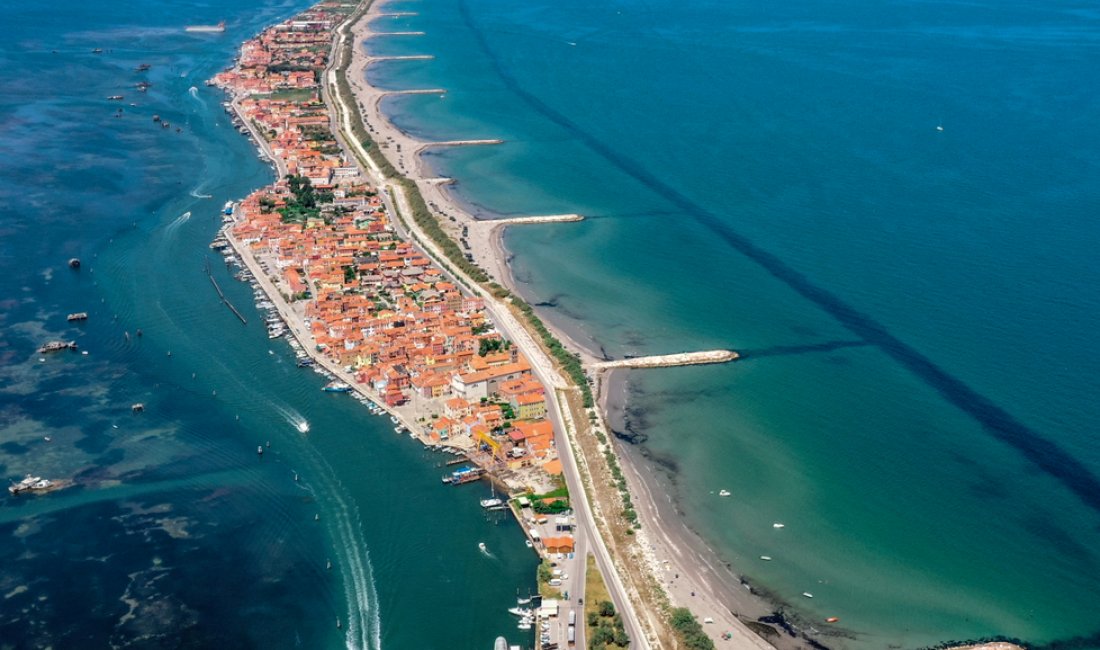 Pellestrina dall'alto. Credits Ni_Giri / Shutterstock