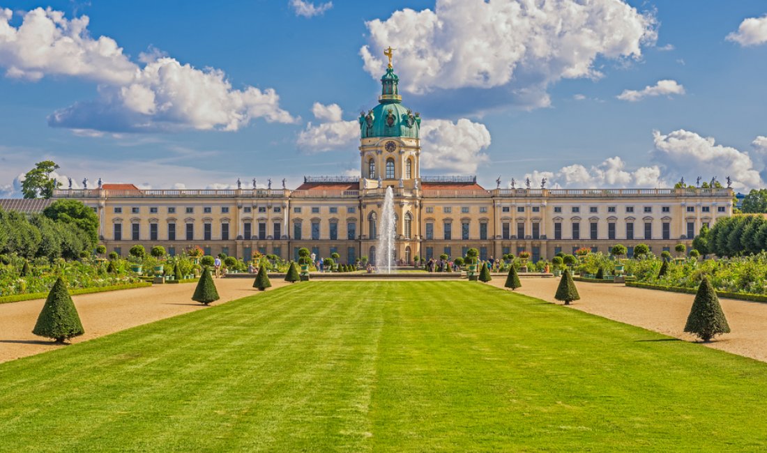 La facciata e il parco di Schloss Charlottenburg. Credits Nick Fox / Shutterstock